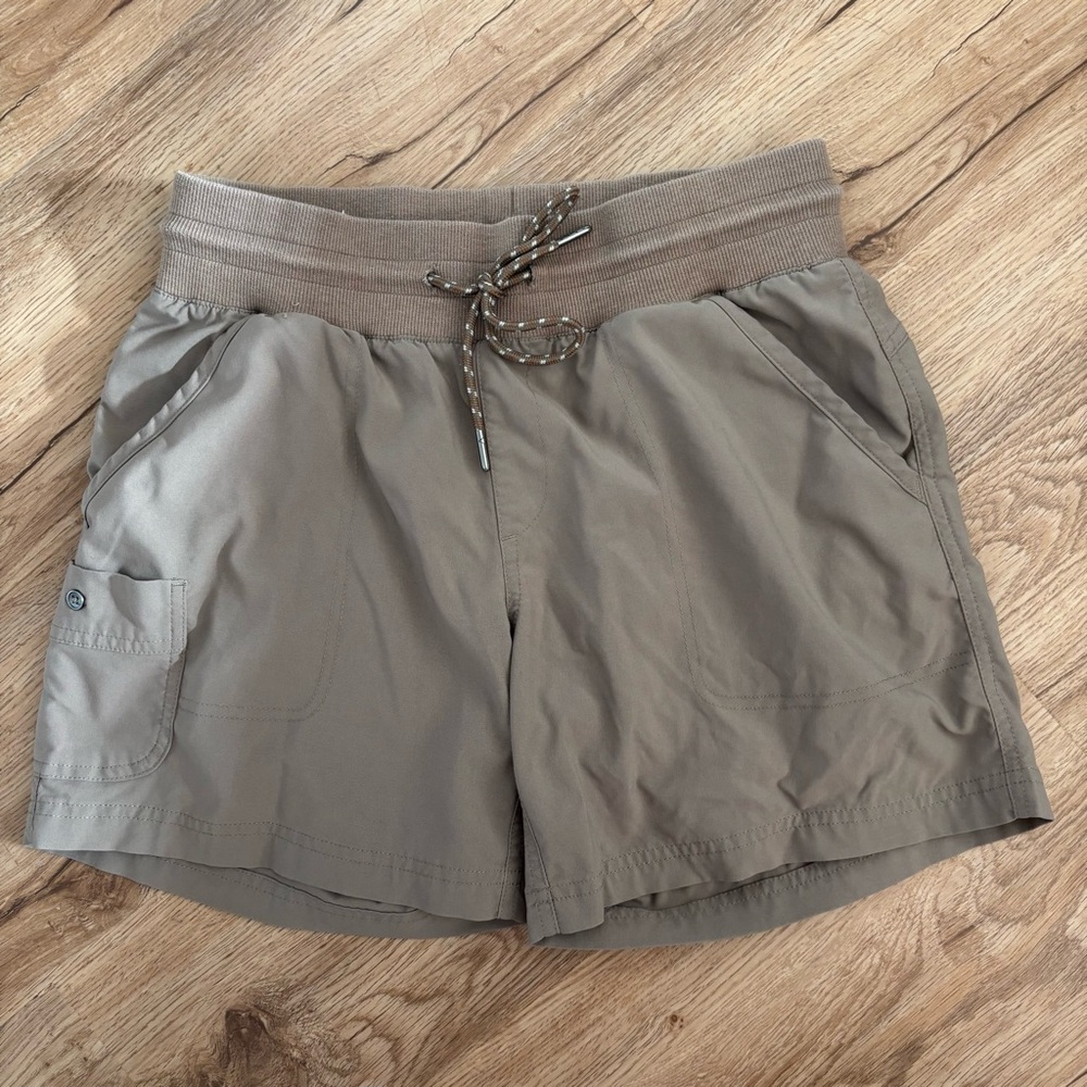 Columbia Women's Taupe Cargo Shorts size medium 6 Long hiking outdoors